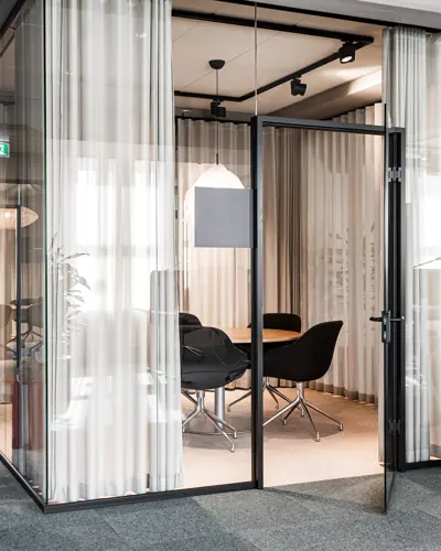 Inglasat mötesrum på ett kontor