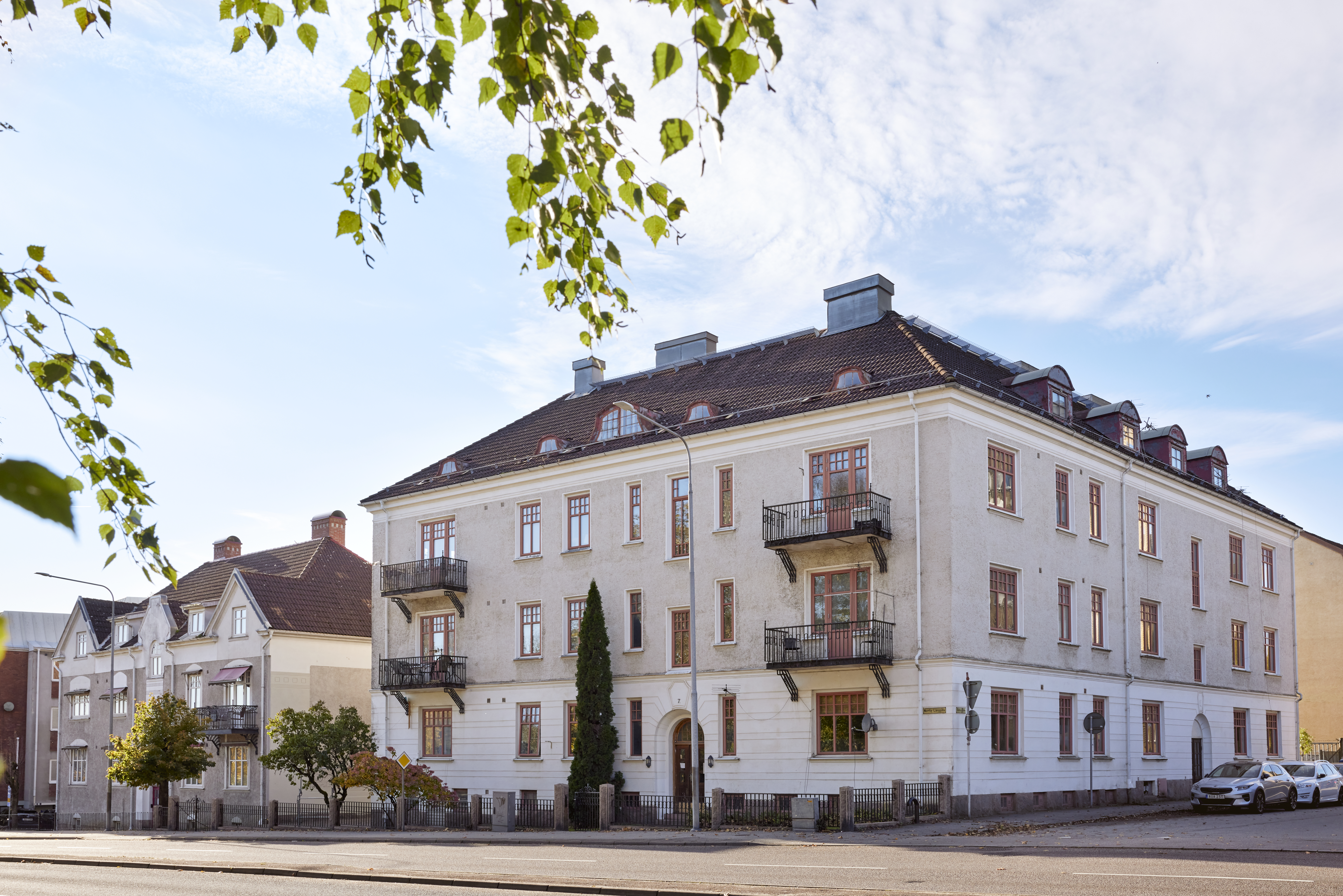 Byggnaden Vävaren med vit fasad